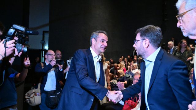 ΟΠΕΚΕΠΕ μεν, αλλά ισχυρή κυβέρνηση: Παραμένει… χαοτική η διαφορά της ΝΔ με το ΠΑΣΟΚ