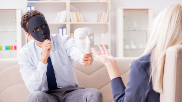 Μήπως βρίσκεσαι σε σχέση με έναν ναρκισσιστή; Ανακάλυψε τα σημάδια