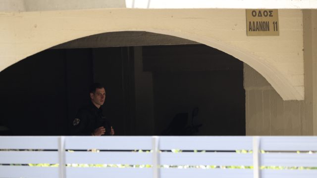Νέα Σμύρνη: Με μια μαχαιριά σκότωσε τον γιο του – «25 χρόνια πάλευε να τον γλυτώσει από τα ναρκωτικά»