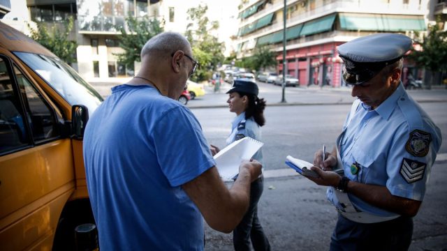 Νέος ΚΟΚ: Έρχονται τσουχτερά πρόστιμα και αφαίρεση διπλώματος για χρήση κινητού, κατανάλωση αλκοόλ και παραβίαση σηματοδότη