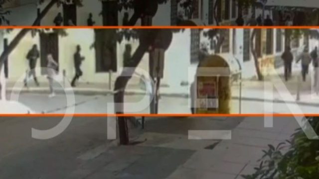 Νέο βίντεο ντοκουμέντο: Καρέ-καρέ η φυγή των κουκουλοφόρων από τη Νομική