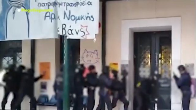 Βίντεο ντοκουμέντο από την έφοδο της ΕΛ.ΑΣ. στη Νομική: Με πολιορκητικό κριό σπάνε την πόρτα και εισβάλουν