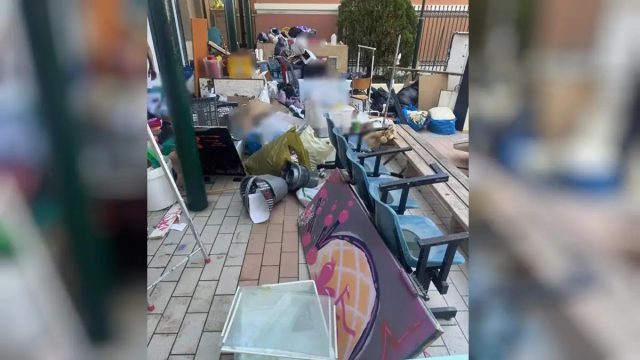 Νομική Αθηνών: Σκουπίδια, πανό και τρικάκια εντόπισαν οι αρχές στο υπό κατάληψη κυλικείο της σχολής