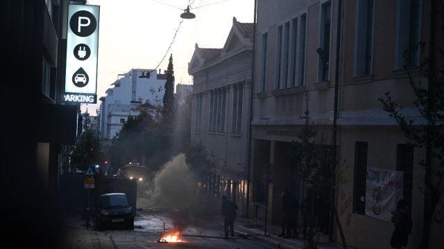 «Θα πεθάνετε, τελειώσατε»: Ανατριχιάζουν οι περιγραφές της φασιστικής επίθεσης στην Νομική – Σύνθημα Χρυσοχοΐδη για συλλήψεις