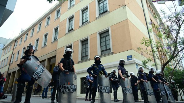 Νομική Αθηνών: «Δεν έχουμε ξαναδεί τέτοια βία» – Ανατριχιάζουν οι μαρτυρίες για την φασιστική επίθεση