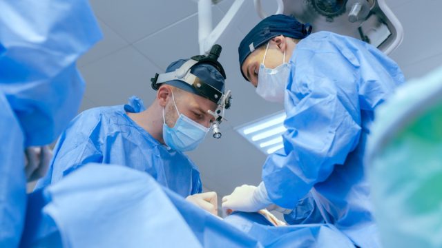 Σοβαρό ατύχημα με λάμπες UV σε χειρουργείο του «Ελπίς» – 12 εργαζόμενοι με εγκαύματα