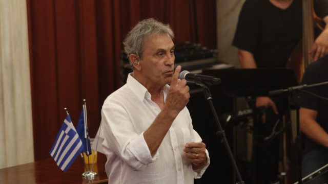 Ένας διαφορετικός Γιώργος Νταλάρας: «Πέρασα έναν Γολγοθά, ο κόσμος με κοιτούσε με οίκτο»