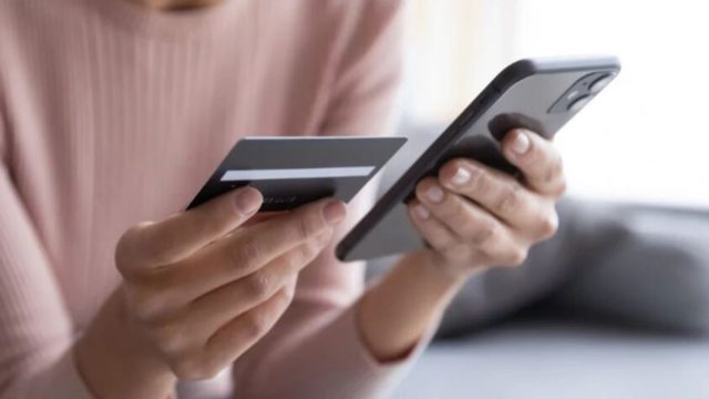 Νύφη χάκαρε το κινητό της πεθεράς της και έστειλε στον σύζυγό της ερωτικές συνομιλίες με άλλους άνδρες