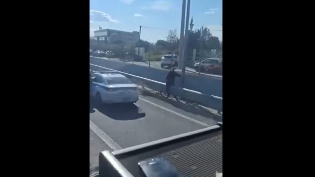 Ελληναράς οδηγός σε άλλο επίπεδο: Σταμάτησε στη μέση της Λεωφόρου Κηφισού για να κάνει την ανάγκη του! (video)