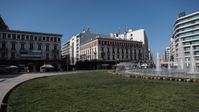 Σοκ στην Ομόνοια από βίαιη συμπλοκή με οπαδικά κίνητρα : Ανάστατοι οι τουρίστες – Παρενέβη αστυνομικός με όπλο