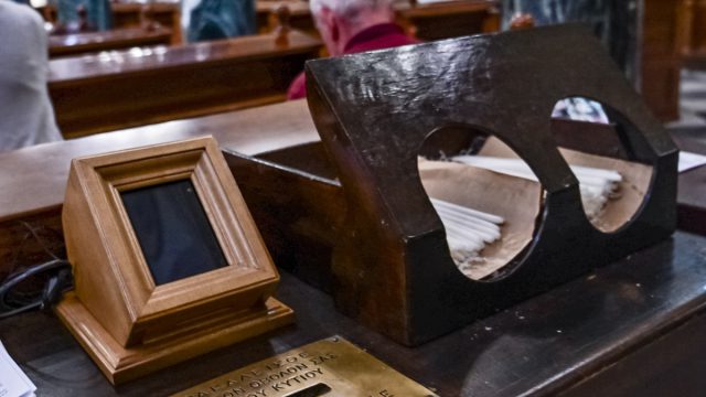 Η φωτογραφία της ημέρας: Παγκάρι με POS στον Άγιο Διονύσιο Αρεοπαγίτη στο Κολωνάκι