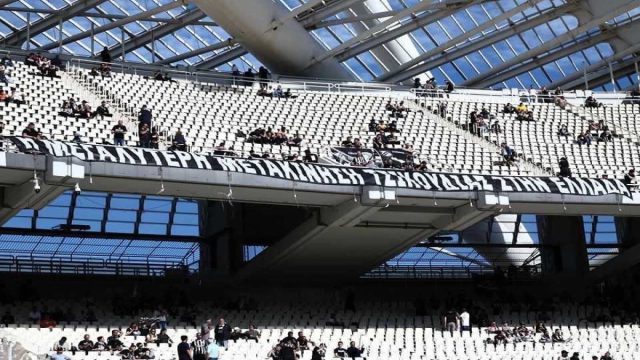 «Η μεγαλύτερη μετακίνηση τσικουδιάς στην Ελλάδα»: Το χιουμοριστικό πανό που τράβηξε τα βλέμματα στο ΟΑΚΑ