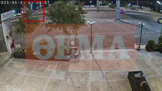 Βίντεο ντοκουμέντο από το τροχαίο στην Παραλιακή: Η στιγμή που το αυτοκίνητο πέφτει στο φανάρι και… κοντεύει να το γκρεμίσει
