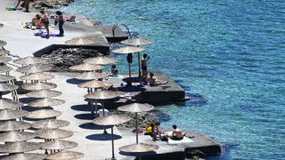 Καλοκαιρινό σκηνικό στα Νότια Προάστια – Πλημμύρισαν οι παραλίες από κόσμο και… ήλιο