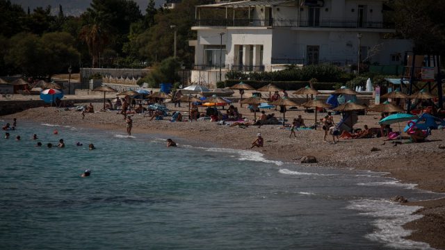 Καλοκαίρι στην Αττική: Όλες οι οργανωμένες παραλίες για να κάνεις μπάνιο και πόσο θα σου κοστίσει
