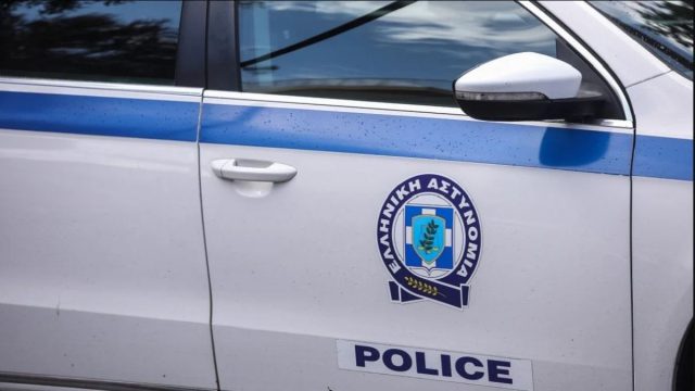 Καμίνια: Μοτοσικλετιστής παραβίασε κόκκινο, παρέσυρε και εγκατέλειψε δύο ανήλικα παιδιά