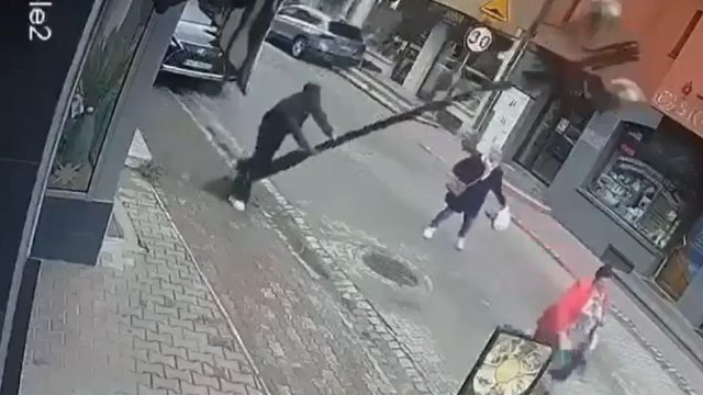 Κι όμως δεν είναι στην Ελλάδα: Άνδρας στηρίχτηκε σε κολώνα και αυτή έπεσε σε γυναίκα(Βίντεο)