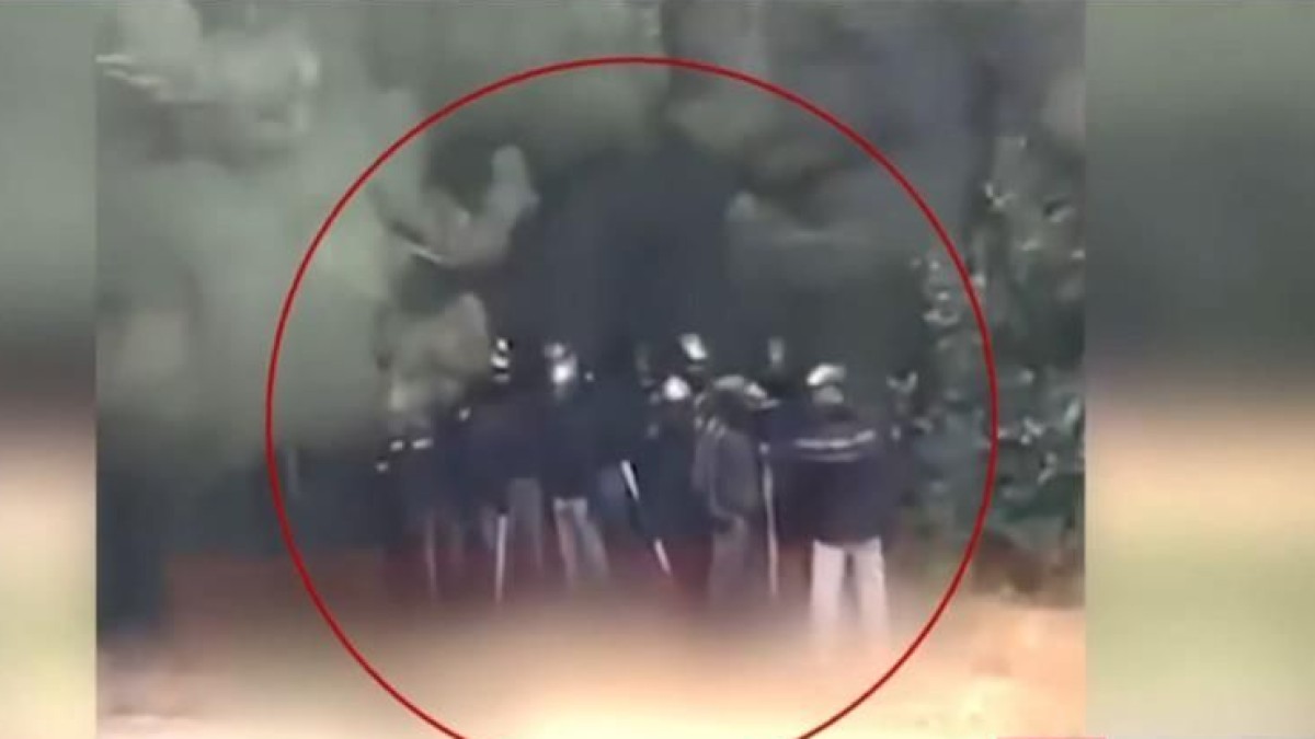 Θρίλερ στην Πολυτεχνειούπολη: Ανατριχιάζουν τα βίντεο από το ξύλο με τους κουκουλοφόρους – Αυτός χτύπησε την υπάλληλο κυλικείου