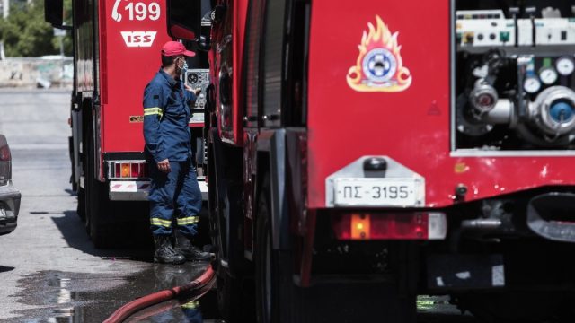 Πυρκαγιά σε ελαιώνα στον Ρέντη: Κοντά στη Θηβών το μέτωπο της φωτιάς