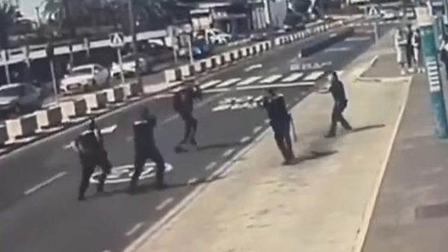 Ισπανία: Η σοκαριστική στιγμή όπου η Αστυνομία σκοτώνει 18χρονο στο αεροδρόμιο της Γκραν Κανάρια