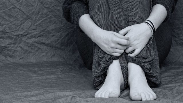 Αποτροπιασμός στη Θεσσαλονίκη: 17χρονος κατήγγειλε ότι τον βίαζε για τρία χρόνια ο πρώην σύντροφος της μητέρας του