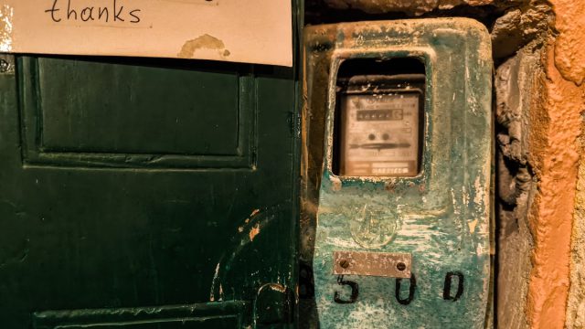 Δώρο… άδωρο το ρεύμα: Αρνητικές τιμές αλλά χωρίς όφελος για τους καταναλωτές
