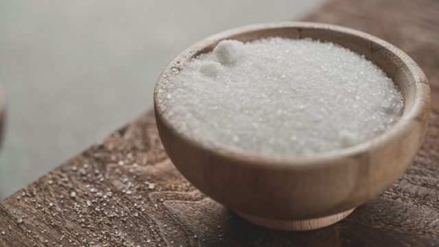 Δεν το βάζεις μόνο στο φαγητό: 8 χρήσεις του αλατιού στο σπίτι σας