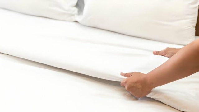 Απαλά σεντόνια, ευχάριστες νύχτες: Το DIY κόλπο για να τα καθαρίσεις μόλις με δύο υλικά από την κουζίνα σου