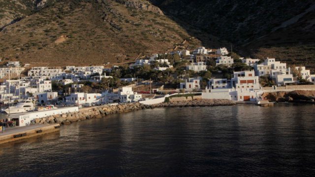 Βραχώδεις ακτές, γραφικά μονοπάτια: Οι 10 καλύτερες παραλίες της Σίφνου
