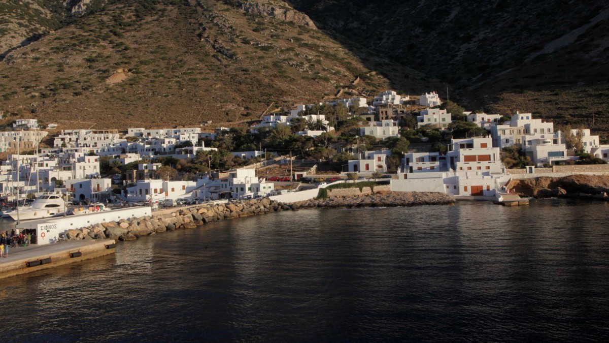 Βραχώδεις ακτές, γραφικά μονοπάτια: Οι 10 καλύτερες παραλίες της Σίφνου