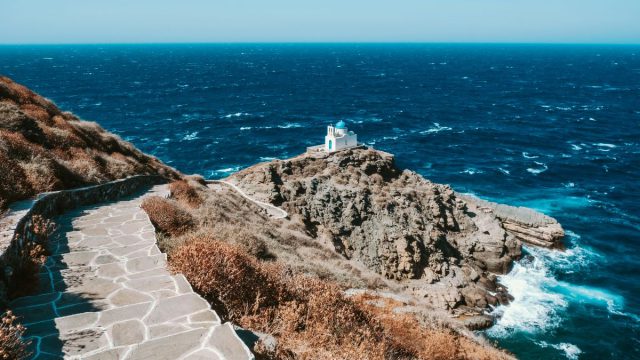 Οικονομικά και όμορφα: 4 νησιά για low budget διακοπές με την παρέα