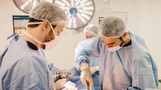 Συγκίνηση: Μητέρα από την Πάτρα χάρισε ζωή στο παιδί της με ρομποτική μεταμόσχευση ήπατος