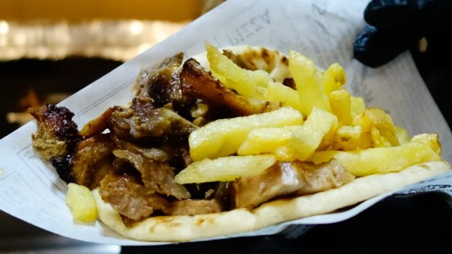 Σουβλάκι… είχαμε: Πάνω από 4 ευρώ το ένα τυλιχτό!