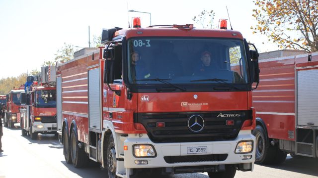 Συναγερμός στην Πυροσβεστική: Φωτιά σε εμπορικό πάρκο στα Σπάτα