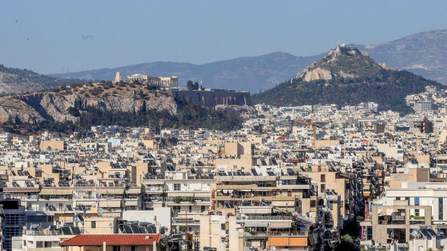 Στεγαστικό: Ακίνητα «κλειδωμένα», ακριβά ενοίκια – Ξένες επενδύσεις και Airbnb διογκώνουν το πρόβλημα