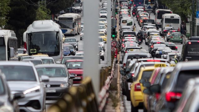 Τροχαίο στη Συγγρού: Μοτοσικλέτα παρέσυρε πεζό