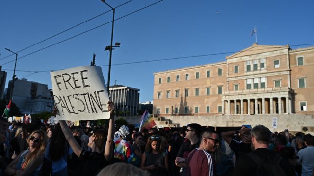 Εκατοντάδες πολίτες στο Σύνταγμα διαμαρτύρονται για τη γενοκτονία στην Παλαιστίνη – Φωτογραφίες