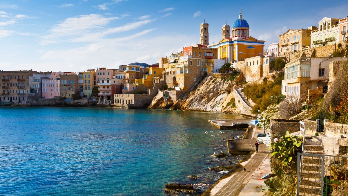 Σε περίοπτη θέση η Σύρος: Πρώτη ανάμεσα στα «κρυμμένα πετράδια» της Ελλάδας για το 2025
