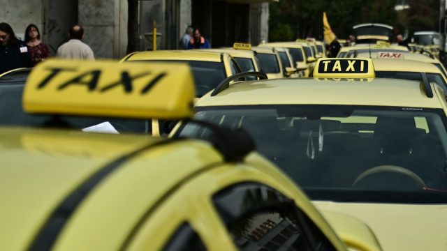 «Τραβάνε» χειρόφρενο τα ταξί: Πού θα πραγματοποιηθεί η στάση απεργίας