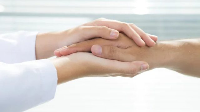 Τι σημαίνει η φράση «το ‘να χέρι νίβει τ’ άλλο» – Αρχαία η προέλευση της παροιμίας