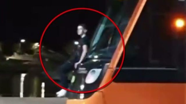 Βίντεο σοκ στην Παραλιακή: Η στιγμή που νεαρός κρέμεται στο πίσω μέρος Τραμ
