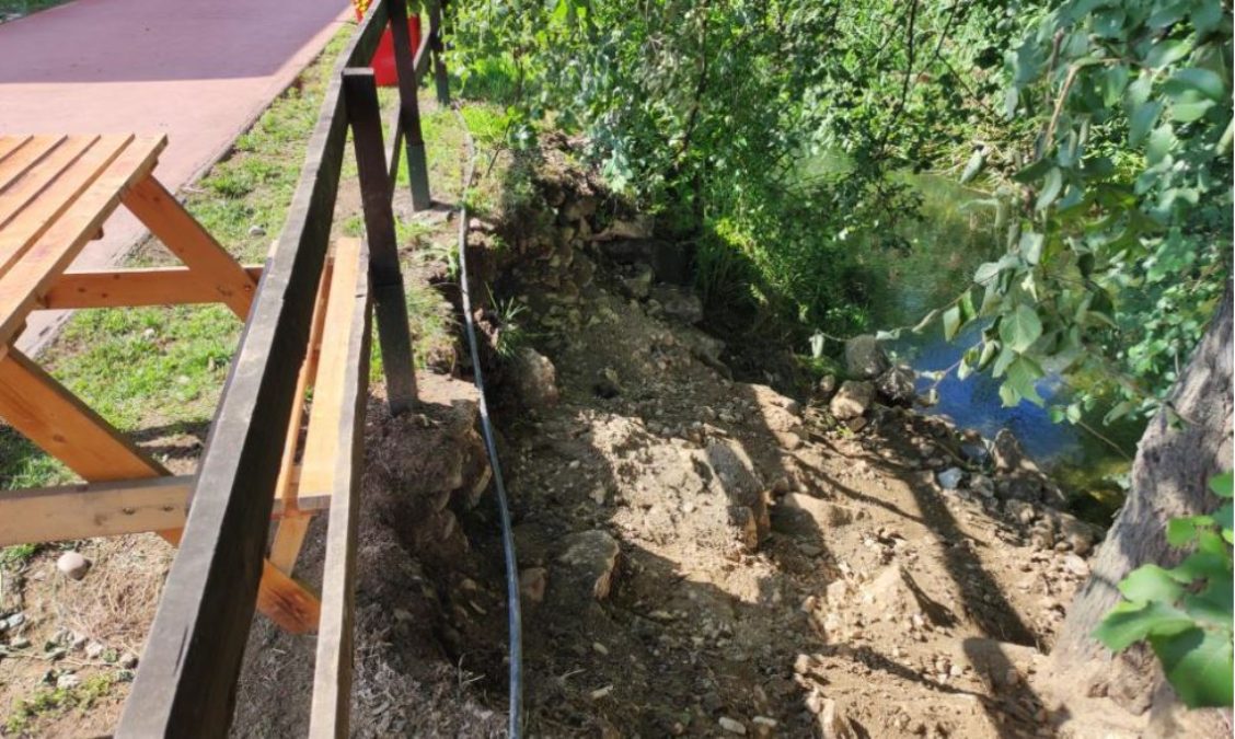 Τρίκαλα: Χρυσοθήρες έσκαψαν το… νησάκι του Αϊ Βασίλη