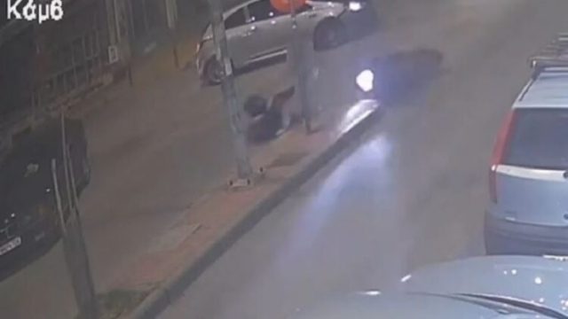 Θεσσαλονίκη: Σοκαριστικό τροχαίο με μηχανή – Οδηγός εκτοξεύεται στον αέρα μετά από σύγκρουση με ΙΧ (Βίντεο)