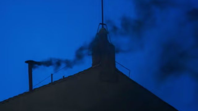 Μαύρος καπνός από την Καπέλα Σιξτίνα: Άκαρπη η πρώτη ψηφοφορία – Αγωνία για τον νέο Πάπα