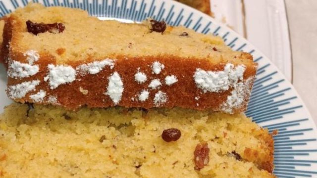 Vegan, αφράτο κέικ με καρύδια και σταφίδες