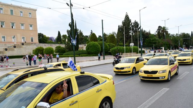«Πλημμύρισε» με ταξί η Βασιλίσσης Σοφίας έξω από τη Βουλή – «Θέλουμε να δούμε Κυρανάκη και Μητσοτάκη»
