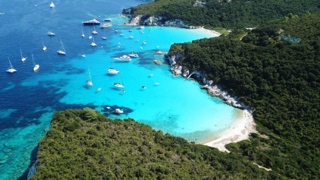 Μία μικρή ακτή που γίνεται σημείο αναφοράς: Η «κρυφή» παραλία της Ελλάδας με τα γαλαζοπράσινα νερά
