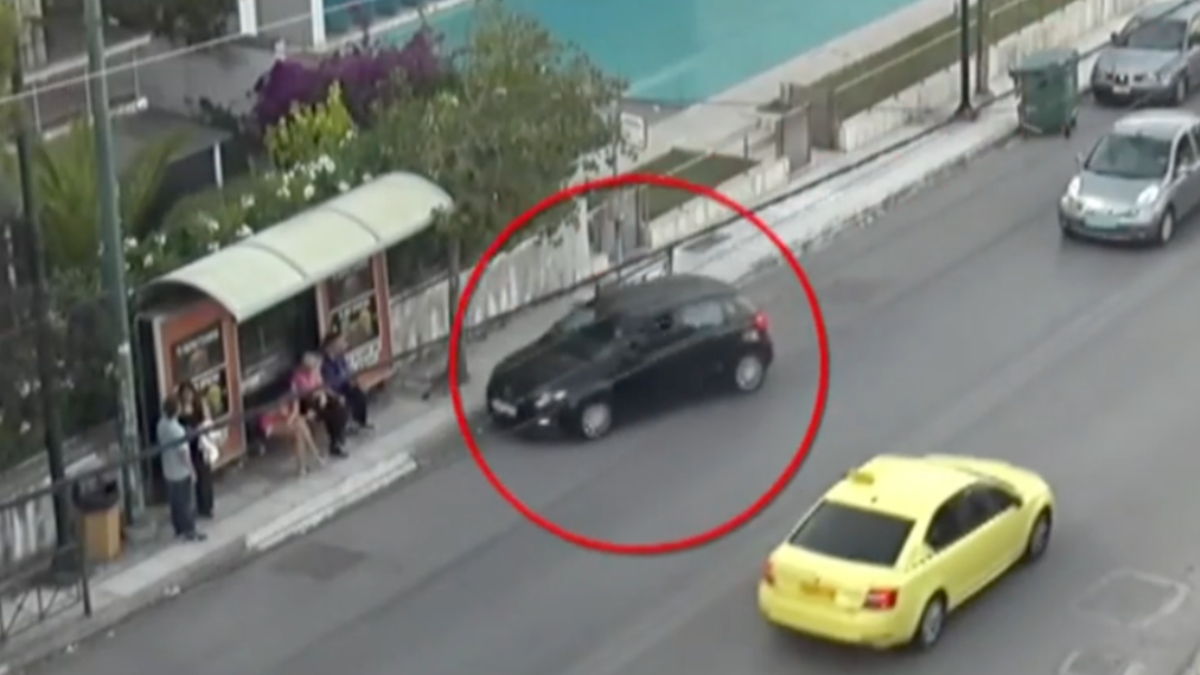 Χαλάνδρι: Η στιγμή που το ΙΧ πέφτει στη στάση λεωφορείου – Εξετάζεται η πρόθεση να σκοτώσει