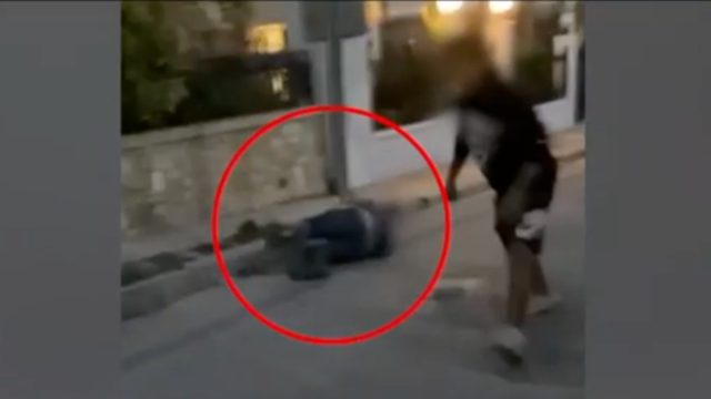 Βίντεο-σοκ από τον ξυλοδαρμό του 48χρονου στα Γλυκά Νερά: Με μια γροθιά τον σωριάζει αναίσθητο στο έδαφος