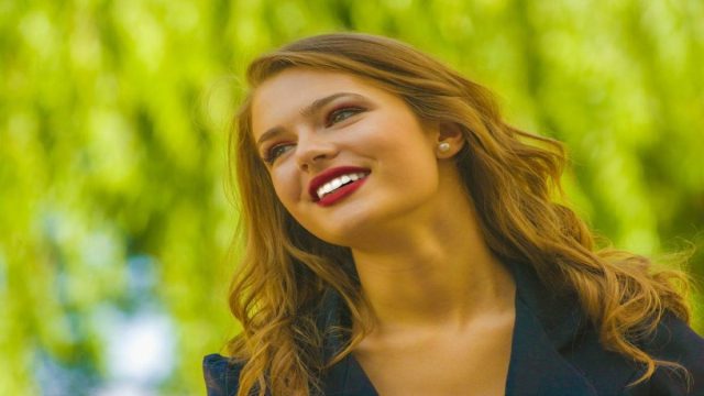Σαν το καλό κρασί: Τα 3 ζώδια που όσο μεγαλώνουν… ομορφαίνουν